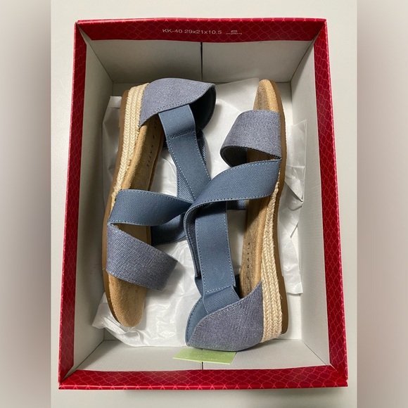NWOT Kelly & Katie Canvas Sandals - Picture 11 of 14